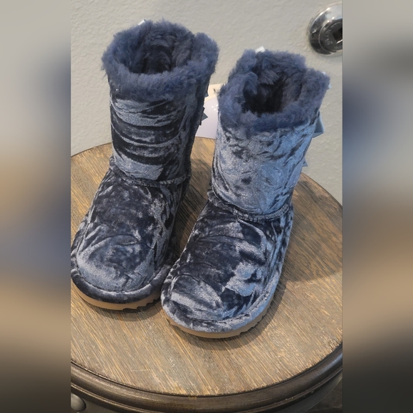 UGG Girl's Bailey Velvet Faux Fur Boots Toddler. - Picture 2 of 8